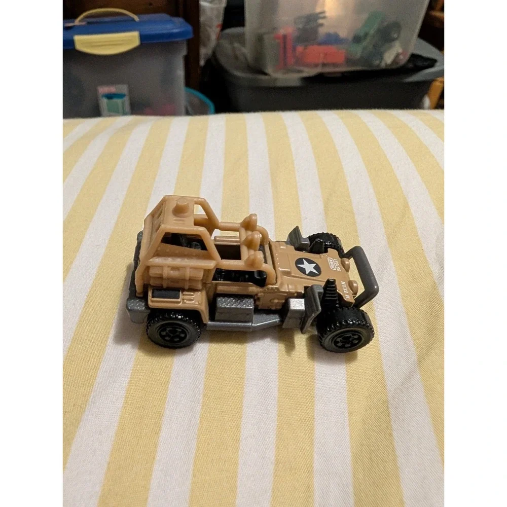 Matchbox 2013 Mattel Sahara Sweeper Beige Diecast Toy Vehicle MB910 1:64